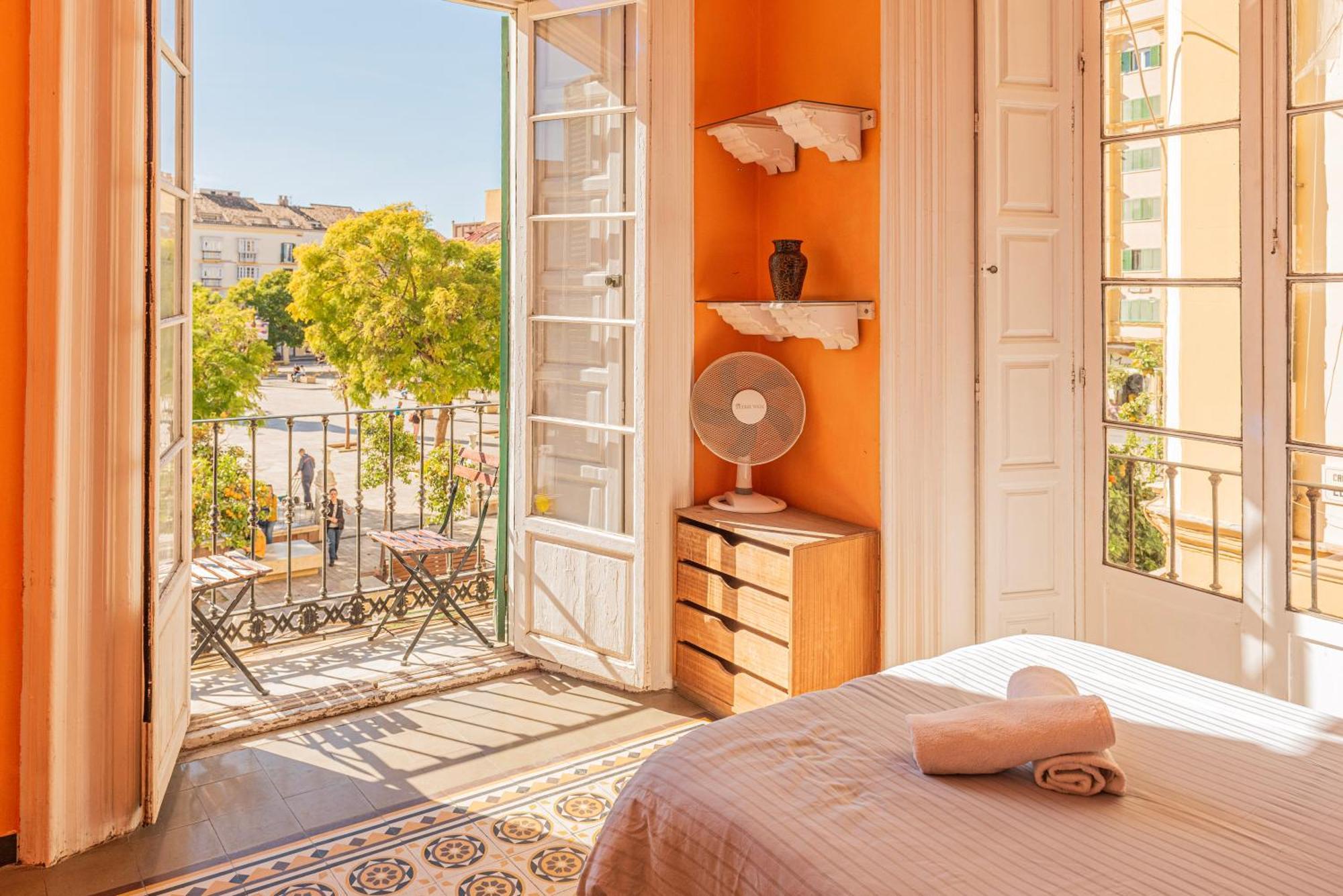 Private Rooms In Historic Building On The Square Malaga Exterior photo