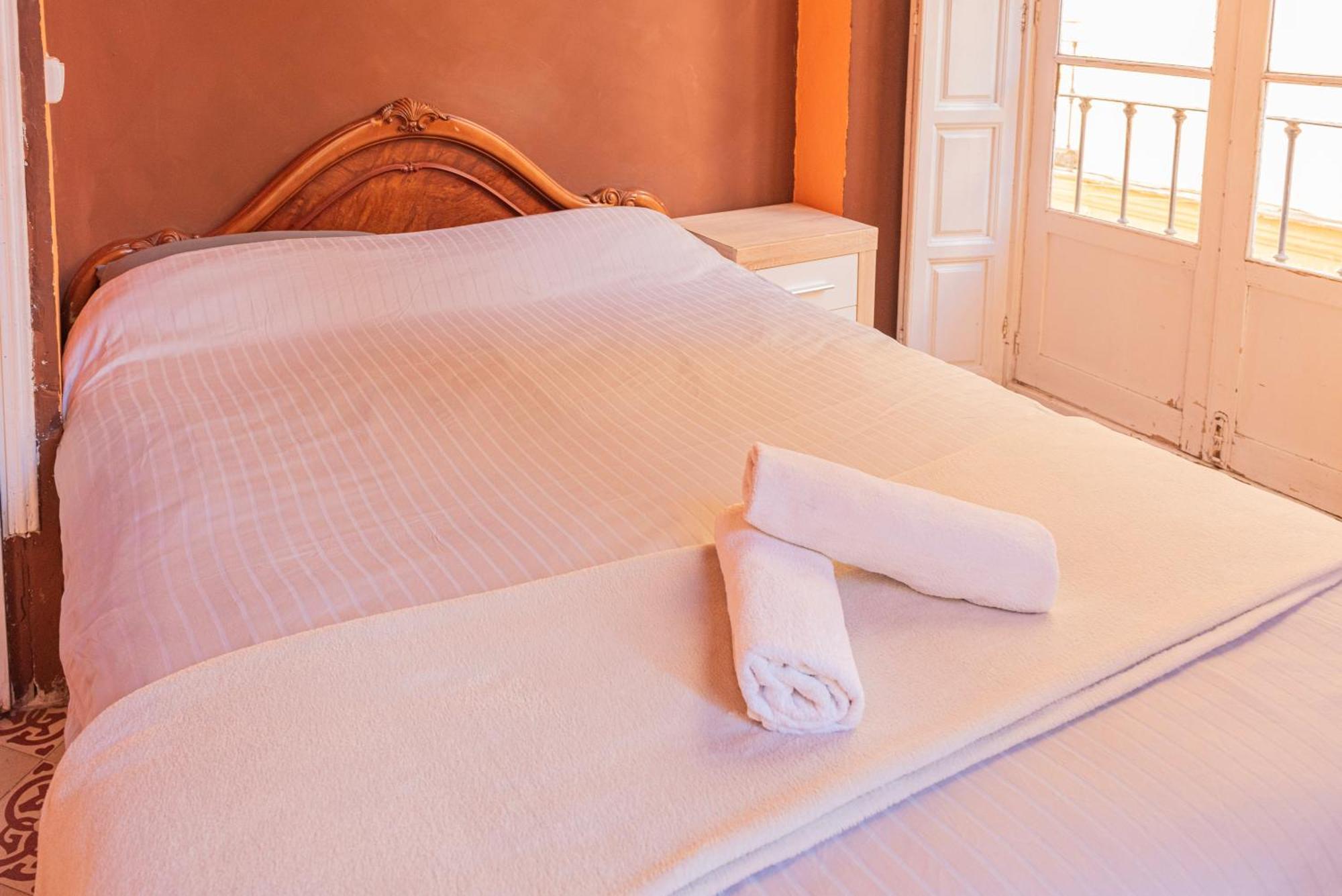 Private Rooms In Historic Building On The Square Malaga Exterior photo