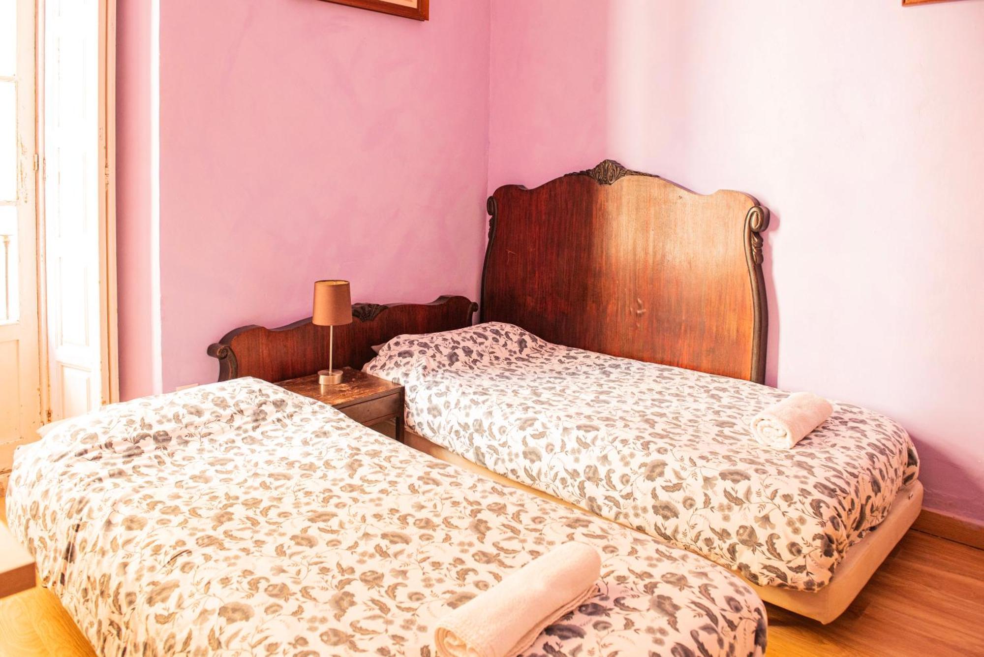 Private Rooms In Historic Building On The Square Malaga Exterior photo