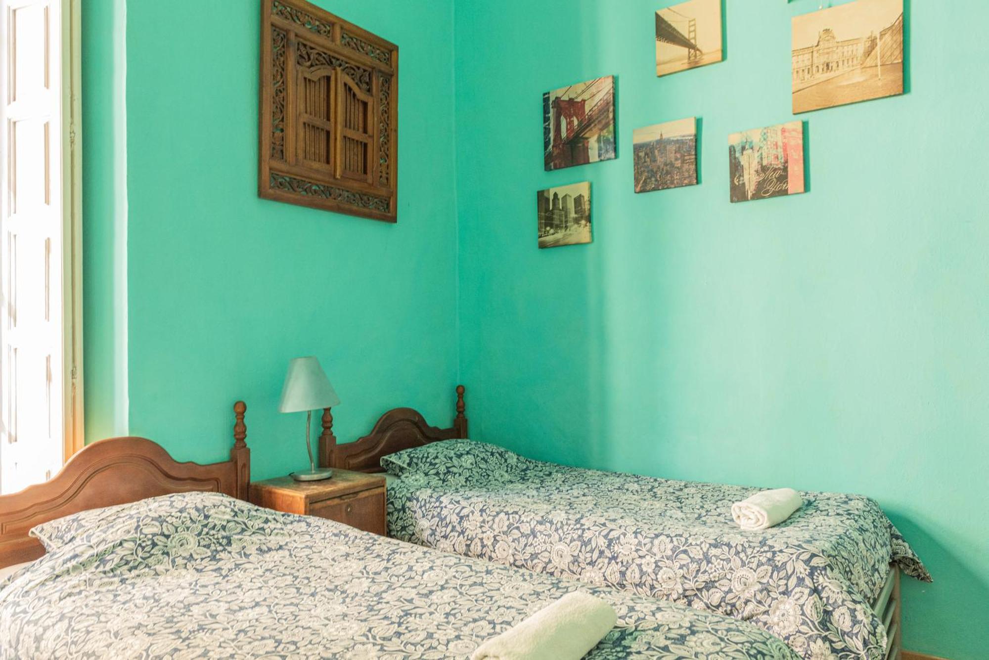 Private Rooms In Historic Building On The Square Malaga Exterior photo