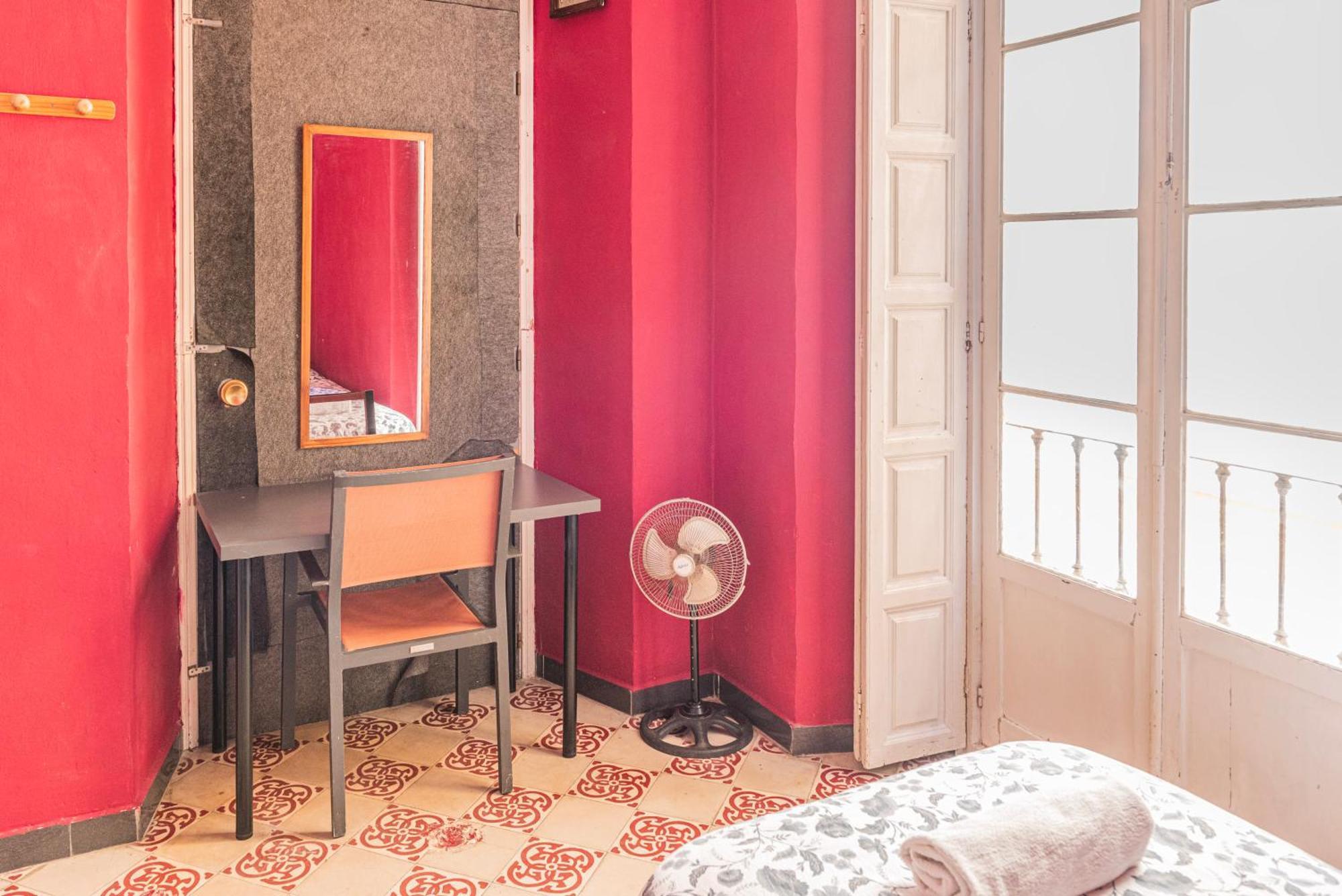 Private Rooms In Historic Building On The Square Malaga Exterior photo