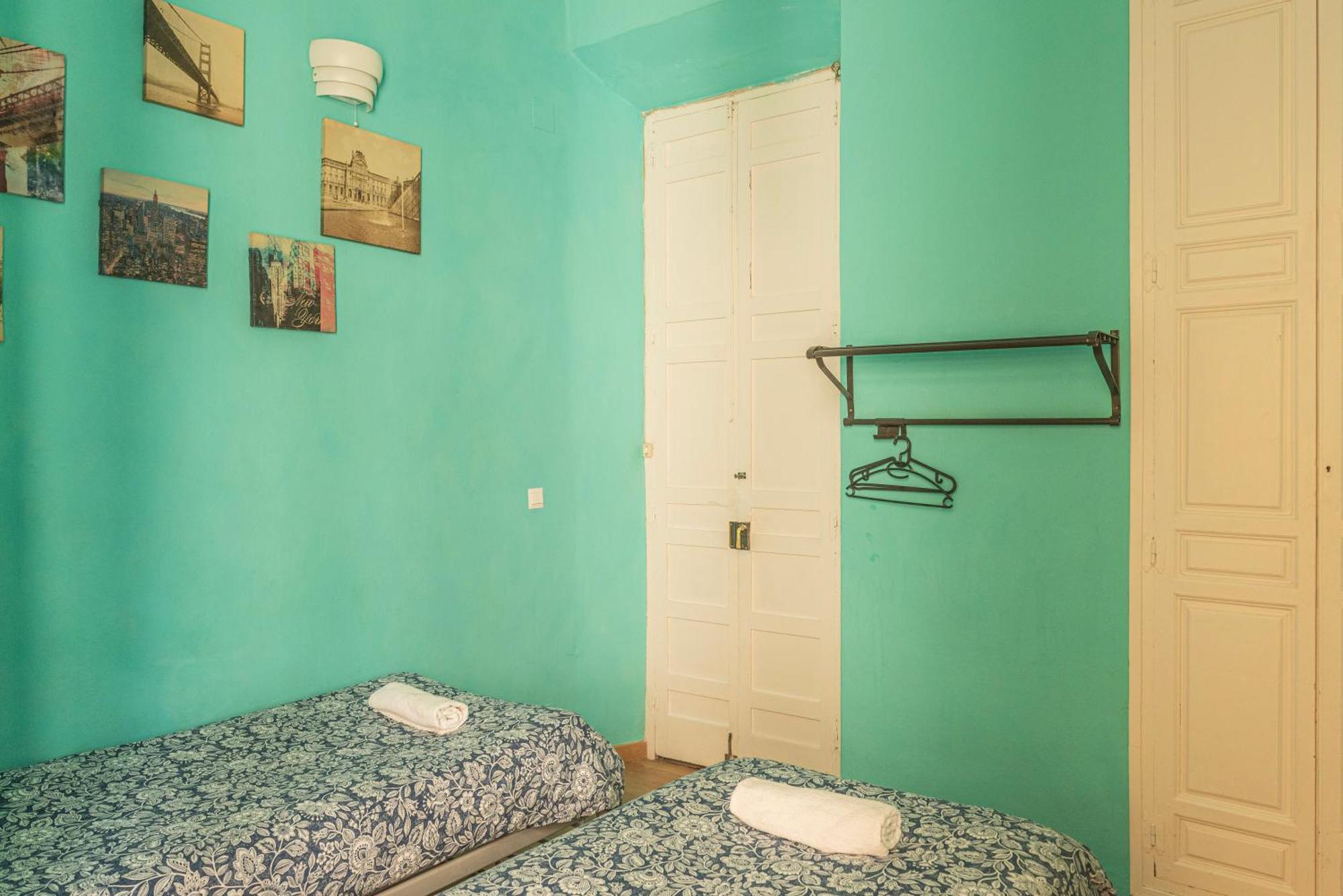 Private Rooms In Historic Building On The Square Malaga Exterior photo