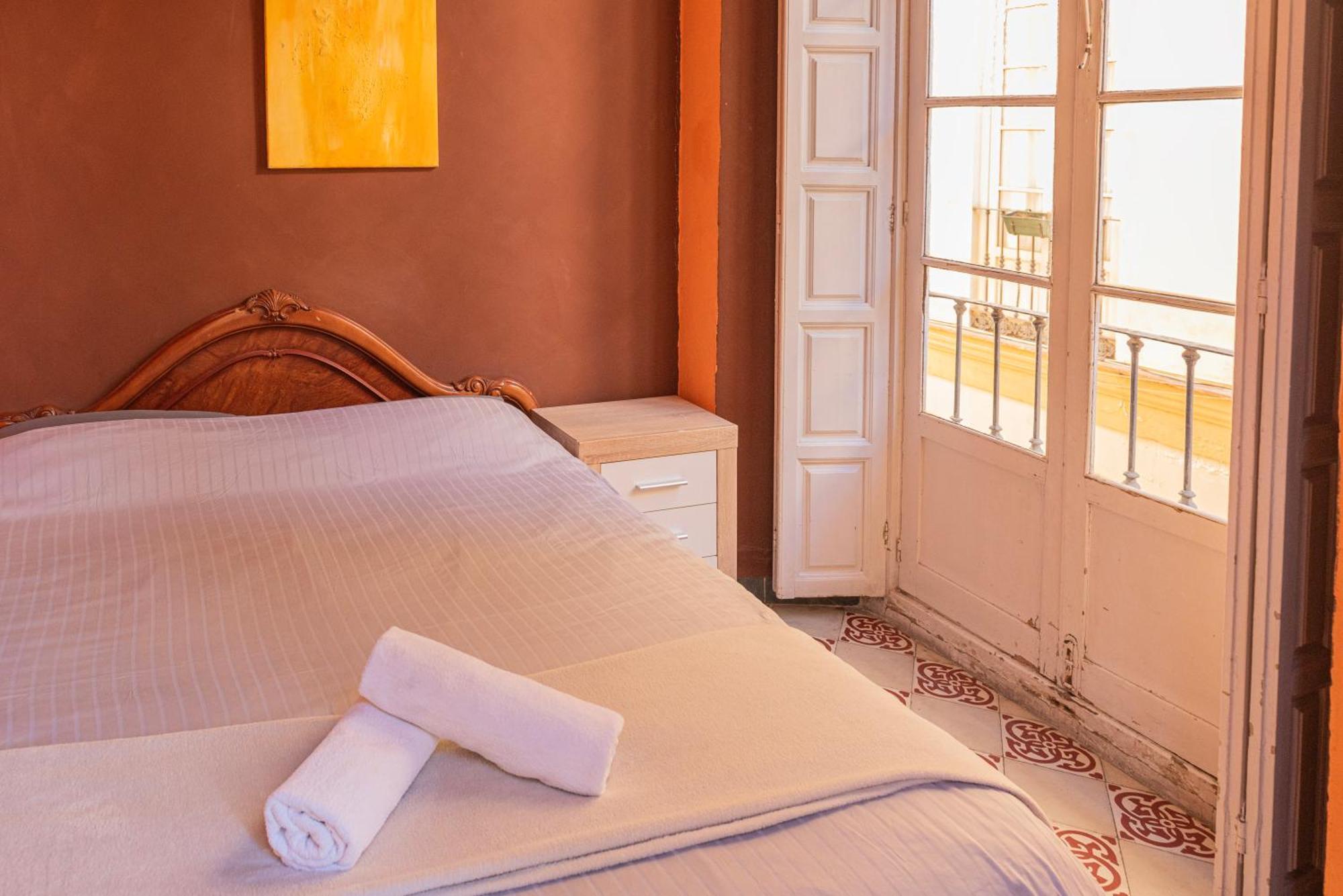 Private Rooms In Historic Building On The Square Malaga Exterior photo