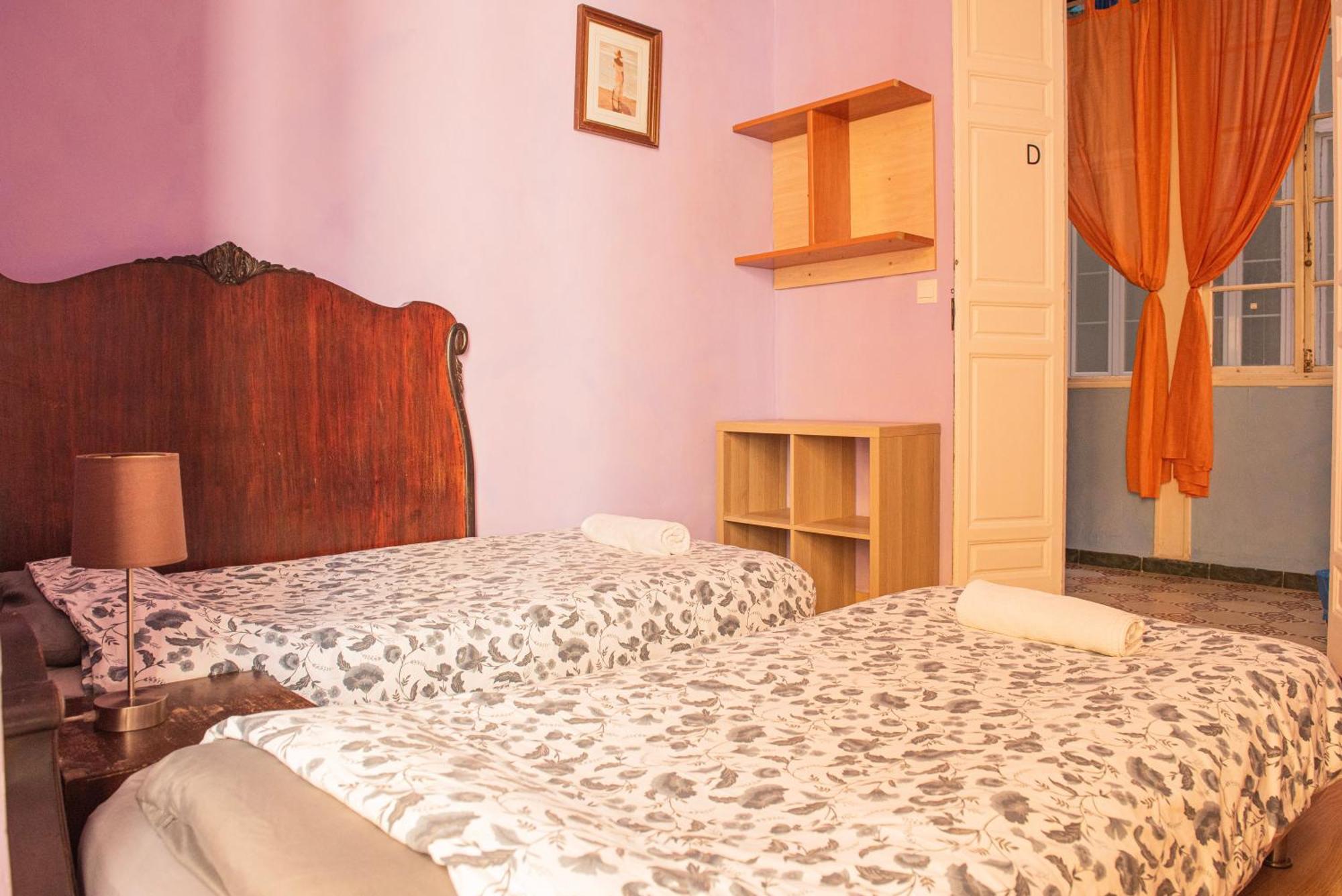 Private Rooms In Historic Building On The Square Malaga Exterior photo