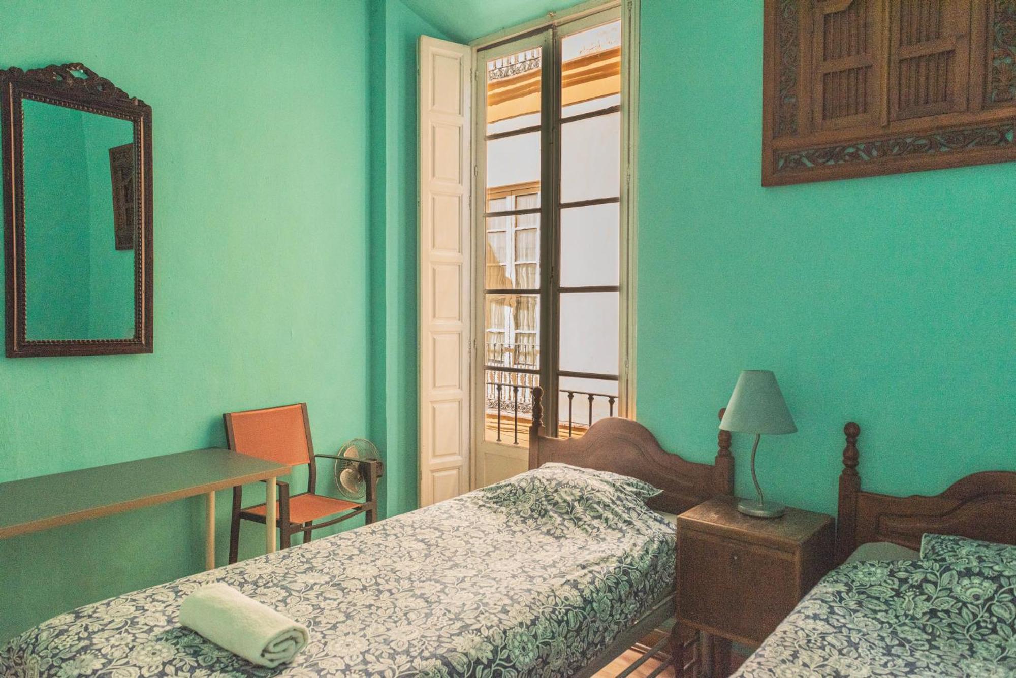 Private Rooms In Historic Building On The Square Malaga Exterior photo