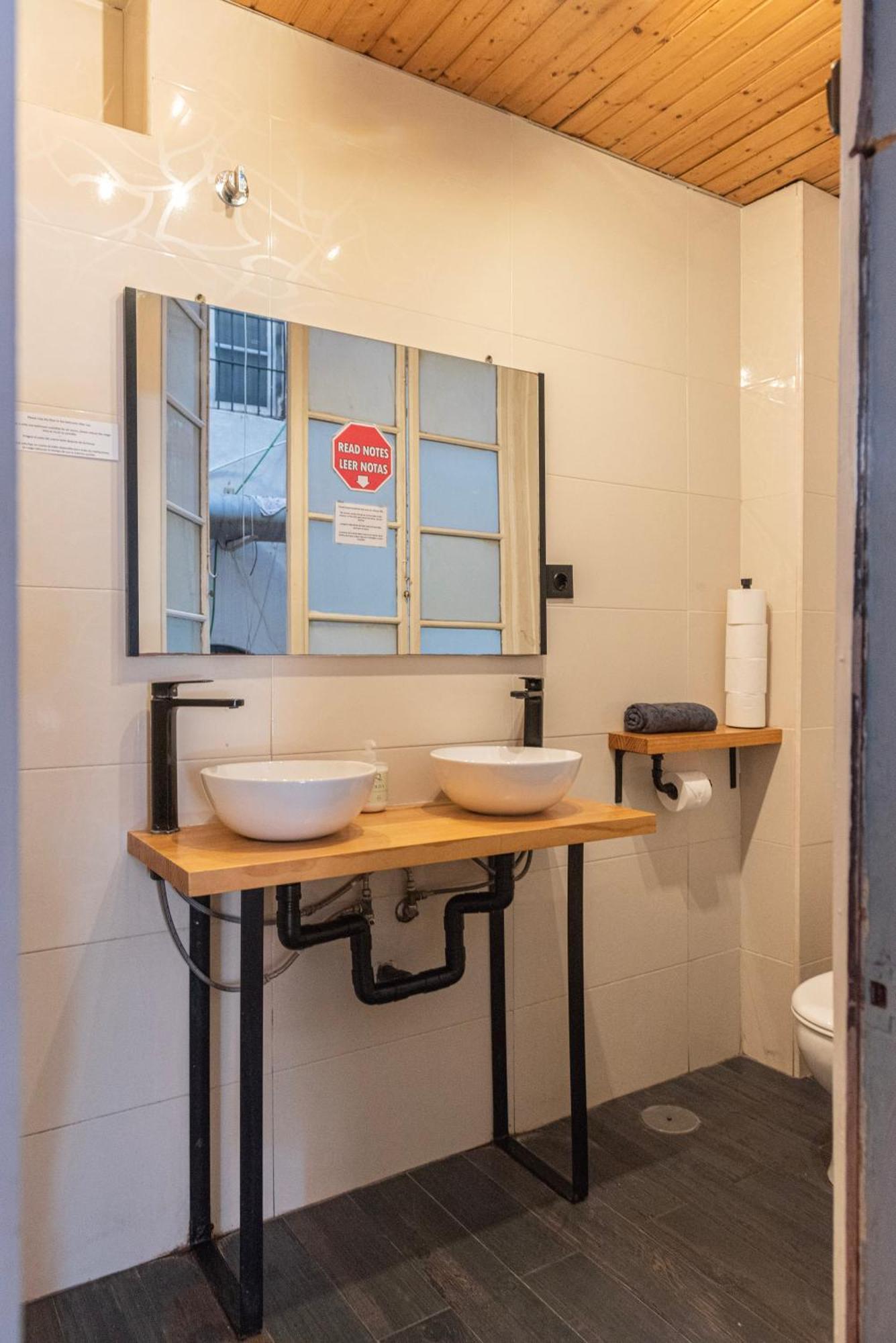 Private Rooms In Historic Building On The Square Malaga Exterior photo