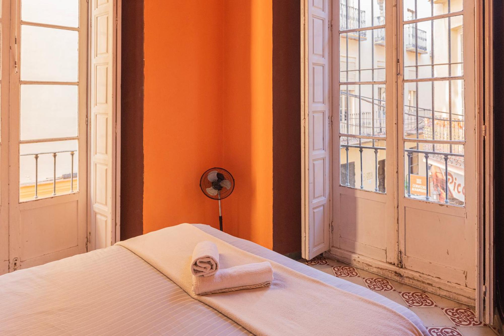 Private Rooms In Historic Building On The Square Malaga Exterior photo