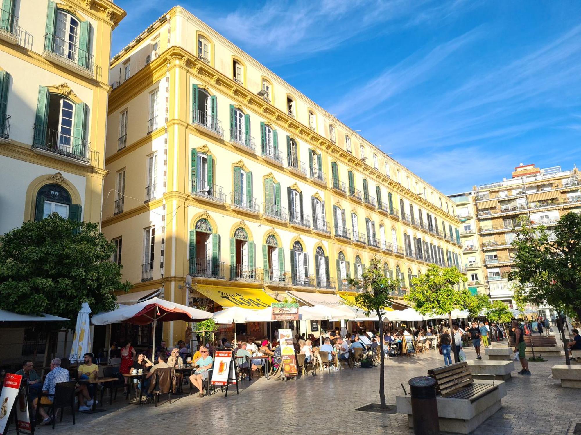 Private Rooms In Historic Building On The Square Malaga Exterior photo